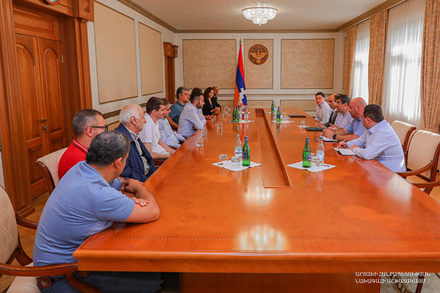 Arayik Haruryunyan receives responsible officials of the “100 Houses in Artsakh” project and a group of donors