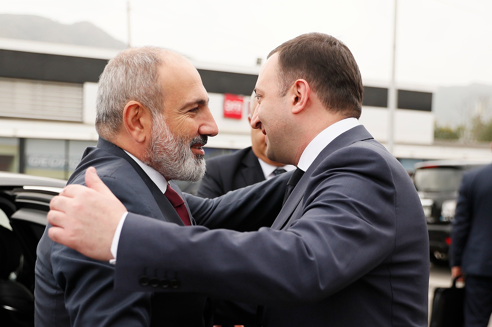 A private conversation between Nikol Pashinyan and Irakli Garibashvili takes place at the Armenian-Georgian border