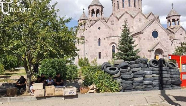View from Gyumri: schoolchildren talk about Nzhdeh and collect tires and medicine