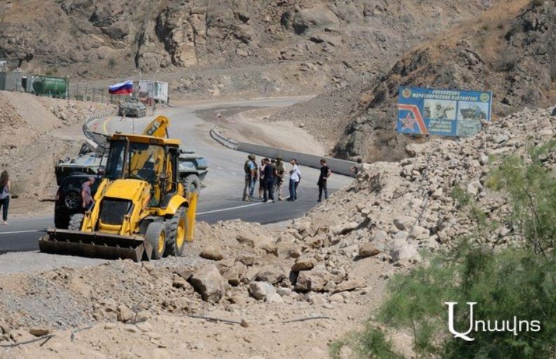 Goris-Stepanakert temporary road to Artsakh: The peacekeepers greet the Armenian vehicles “with congratulations”