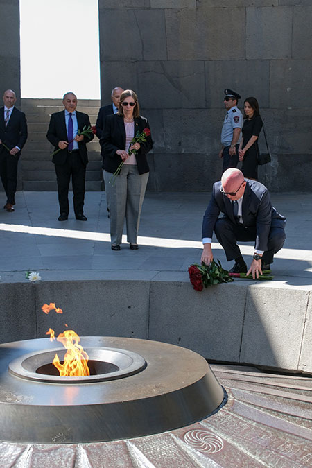 Philip Reeker paid his respects at the Armenian Genocide Memorial in Tsitsernakaberd (Photos)
