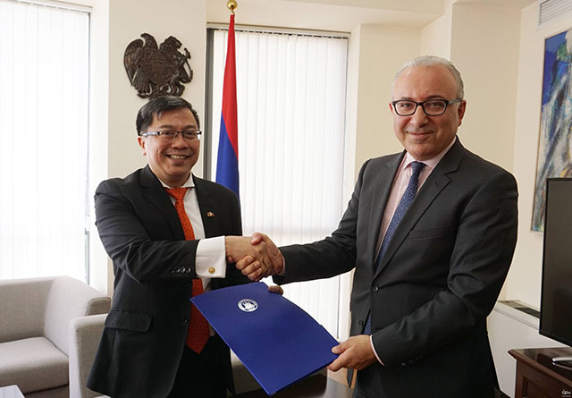 The newly appointed Ambassadorof the Philippines handed over a copy of his credentials to the Deputy Foreign Minister of Armenia