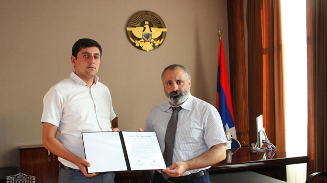 David Babayan Handed Over the Agreement on Friendship between the Cities of Martouni and Glendale to the Mayor of Martouni