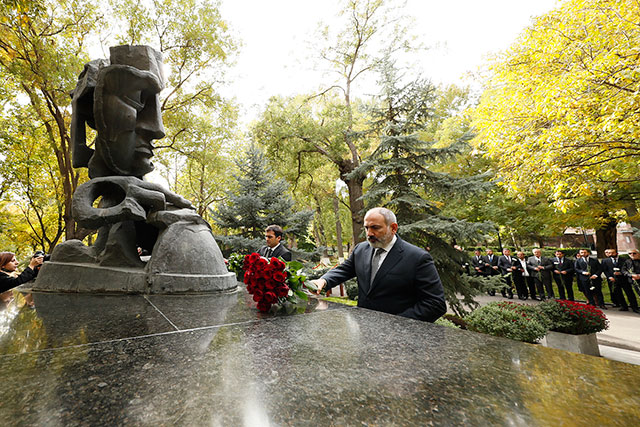 Nikol Pashinyan honors the memory of the victims of the October 27 crime
