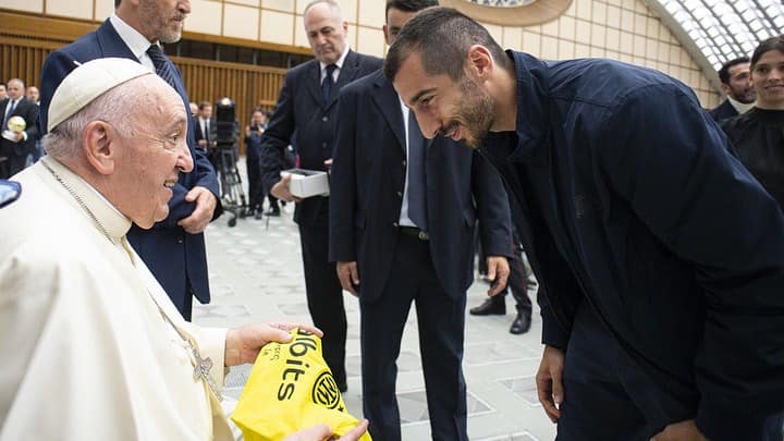 Henrikh Mkhitaryan presents his jersey to Pope Francis