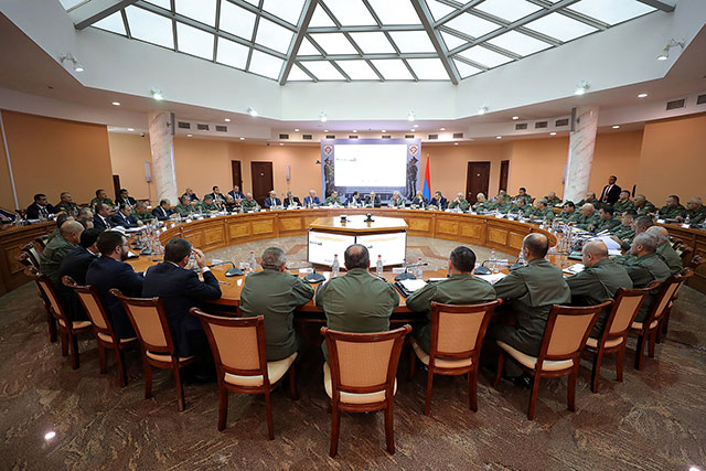 Nikol Pashinyan chairs consultation at the Ministry of Defense