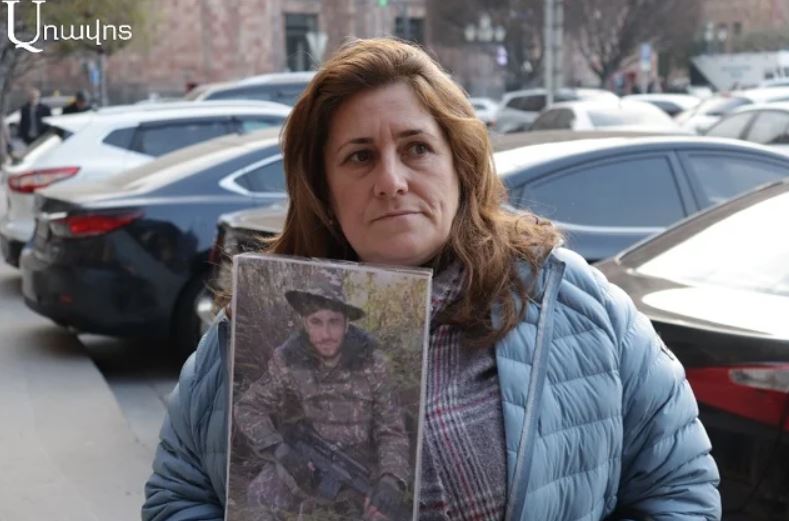 “Our troubles started when they started thinking that Artsakh is a burden.” Demonstration of the mother of the martyred hero near the government building