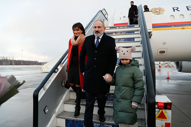 Nikol Pashinyan arrives in Saint Petersburg