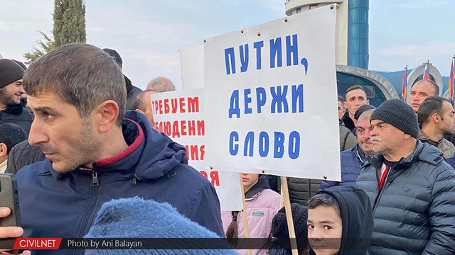 Artsakh demonstrators move to Stepanakert airport demanding meeting with commander of Russian peacekeepers