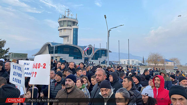 Citizens of Artsakh, who marched to Stepanakert airport, demand a meeting with Major-General Andrey Volkov