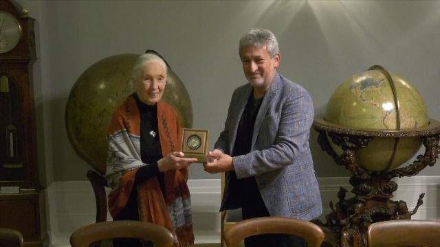 Garik Israelian hands Stephen Hawking Medal of Starmus to Jane Goodall