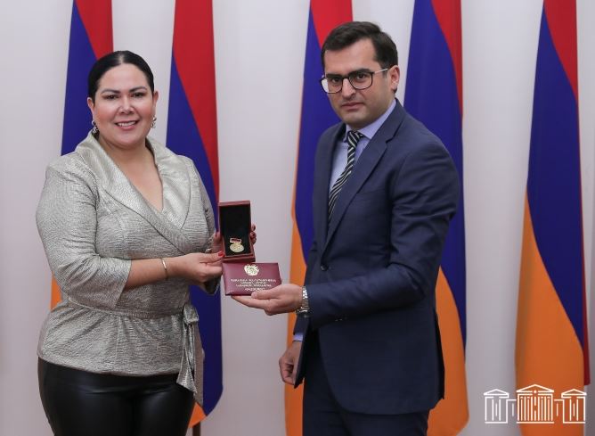 Hakob Arshakyan hands over RA NA President’s commemorative medals to Mexican deputies for assisting the recognition of Armenian Genocide by Parliament of Mexico