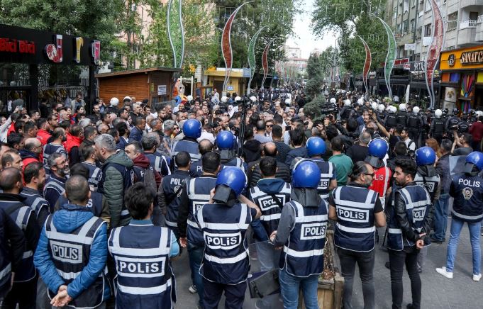 Turkish police detain at least 10 journalists in Diyarbakır crackdown