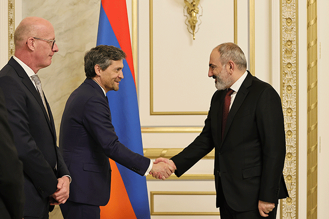 Nikol Pashinyan receives the vice president of Philip Morris International