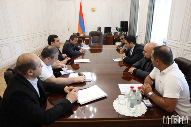 Alen Simonyan receives a group of residents of 33rd neighbourhood of Yerevan