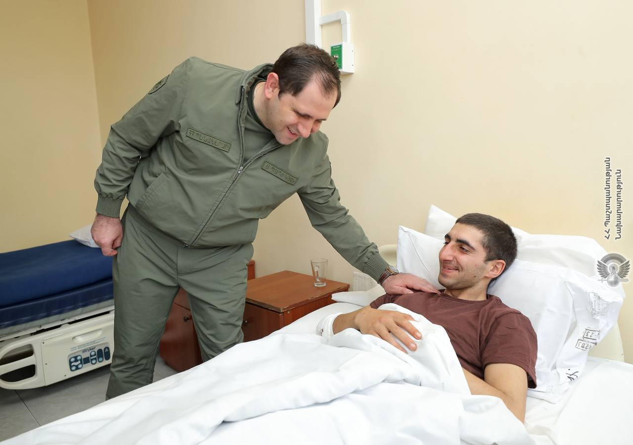 Suren Papikyan met with the wounded servicemen