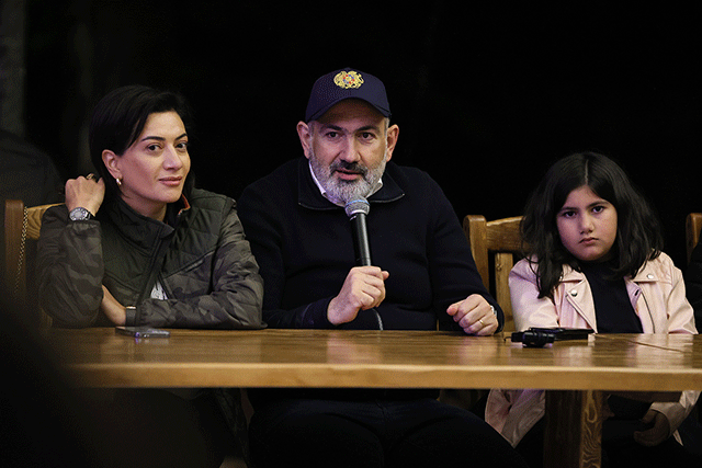 Nikol Pashinyan with his wife and daughter meet the participants of the team cross-country running of schoolchildren