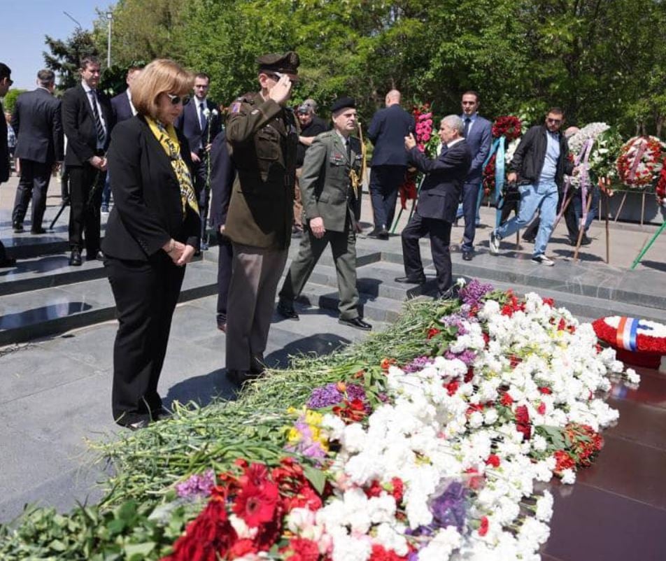 Ambassador Kvien and Colonel Pipes laid a wreath at the Eternal Flame in Yerevan’s Victory Park