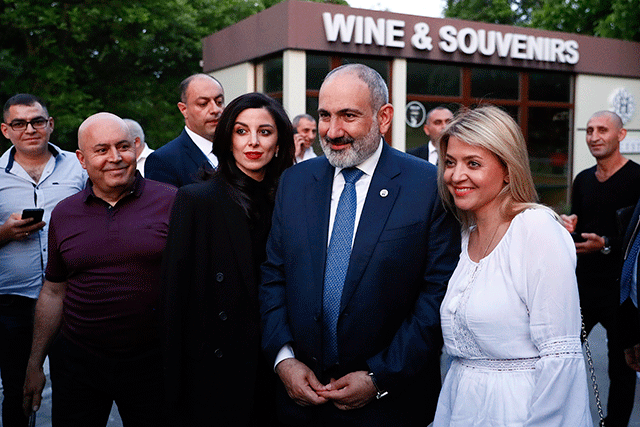 Nikol Pashinyan met with the representatives of the Armenian community at the palace of Romanian-Armenian diplomat and businessman Manuc Bei