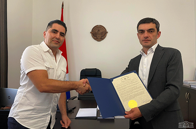 Sergey Ghazaryan received Vardan Arabyan who handed over to the Minister the Proclamation supporting the right to self-determination of the people of Artsakh