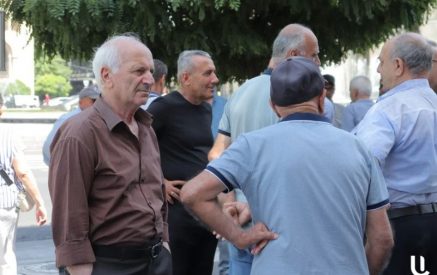 Demanding the “opening of the Berdzor Corridor and recognition of Artsakh’s self-determination,” displaced people from Artsakh staged a sit-in near the RA government