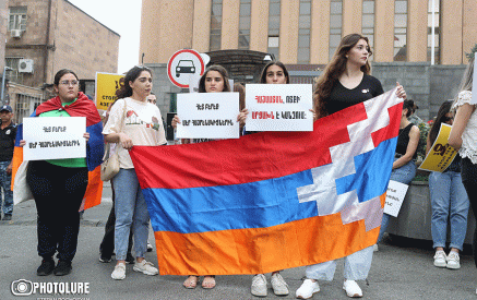 Demonstration near the Russian Embassy in Yerevan: “Tell Moscow, the Foreign Ministry that you should return the boys a day earlier.”