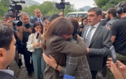 The Mayor of Paris was met by the daughter of Vagif Khachatryan, who was in Azerbaijani captivity