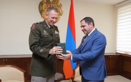 Minister Papikyan awarded Colonel Pipes with the medal “For Military Cooperation”