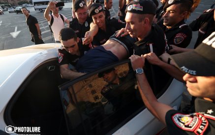 The “Red Berets” forcibly removed the “Crusaders” who blocked Tigran Mets Avenue, and some were detained (photo series)