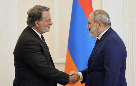 Prime Minister Pashinyan receives US Senator Gary Peters