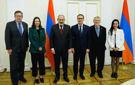 Nikol Pashinyan receives the parliamentary delegation of Canada