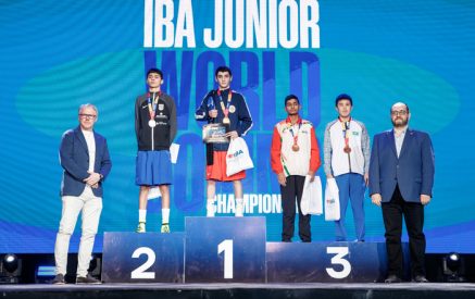 Arayik Harutyunyan awards Vagharshak Keyan, the winner of the Junior World Boxing Championship