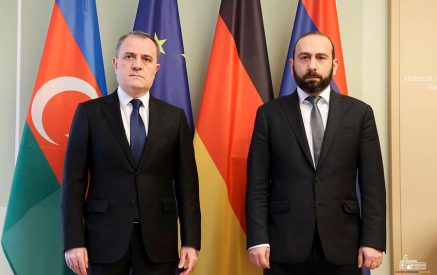 The meeting between the delegations led by Ararat Mirzoyan and Jeyhun Bayramov commenced