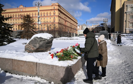 At least 4 journalists briefly detained in Russia over memorials to Navalny