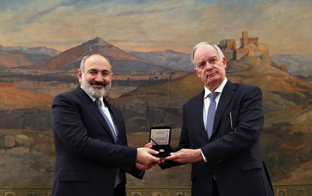 Konstantinos Tassoulas awarded the Prime Minister of Armenia with the Golden Medal of the Hellenic Parliament