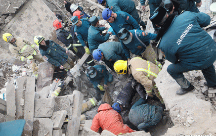 Rescuers pulled from the rubble two bodies (Photo series)