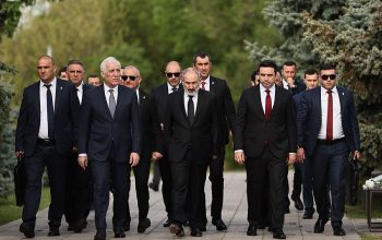 Nikol Pashinyan honors the memory of the victims of the Armenian Genocide in Tsitsernakaberd