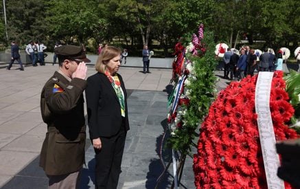 Ambassador Kvien and Colonel Steele paid tribute to the Armenian heroes of World War II