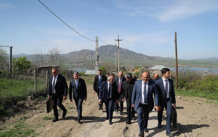 Pashinyan Again Defends Border Concessions To Azerbaijan