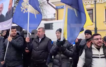 Participants of the protest held near the Armenian Embassy in Moscow demanded the release of the arrested clergymen and businessman Samvel Karapetyan, who has spoken out in defense of the Armenian Apostolic Church