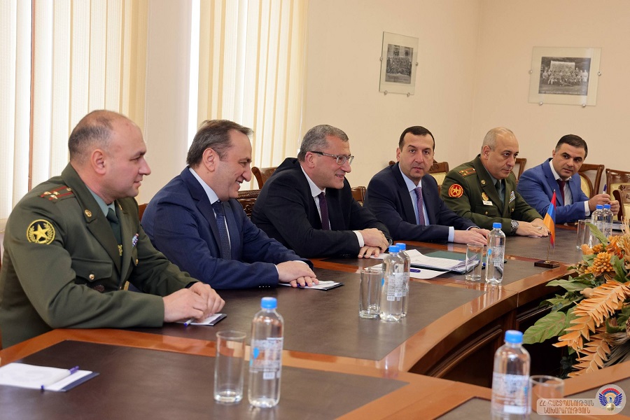 During the meeting, the sides discussed a number of issues related to the Armenian-Indian defence cooperation, as well as military-technical cooperation