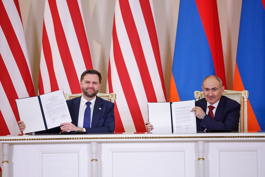 Nikol Pashinyan and JD Vance make statements for media representatives