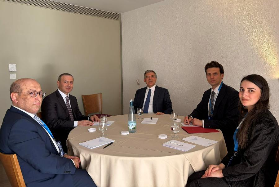 Armenian Security Council Secretary Meets Former Turkish President Abdullah Gül at Delphi Economic Forum