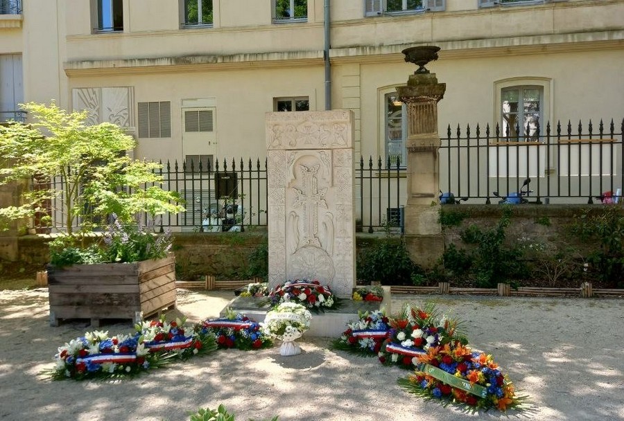 Sinanyan in Avignon Pays Tribute to Armenian Genocide Victims, Attends Conference Closing Ceremony